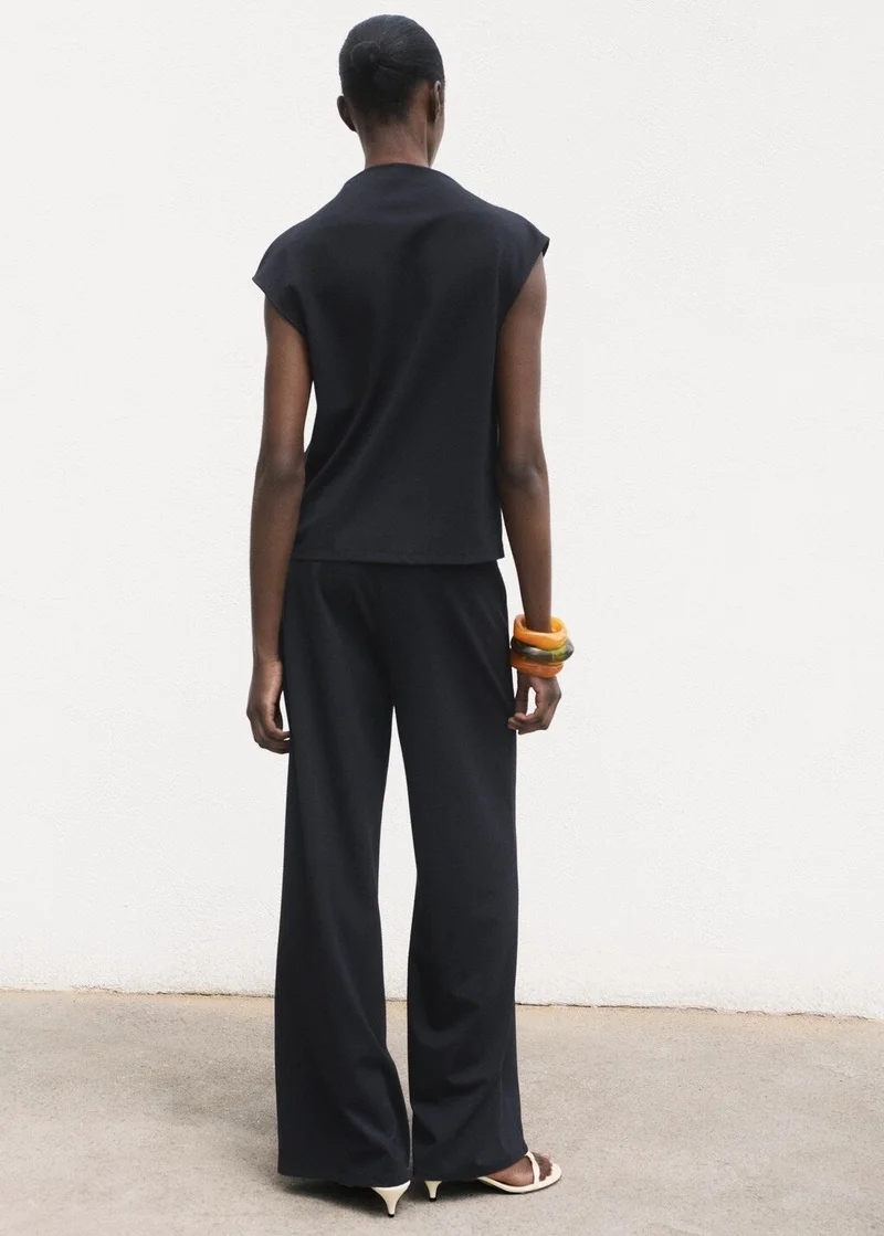 مانجو تيشيرت بياقة غير متماثلة مجعدة